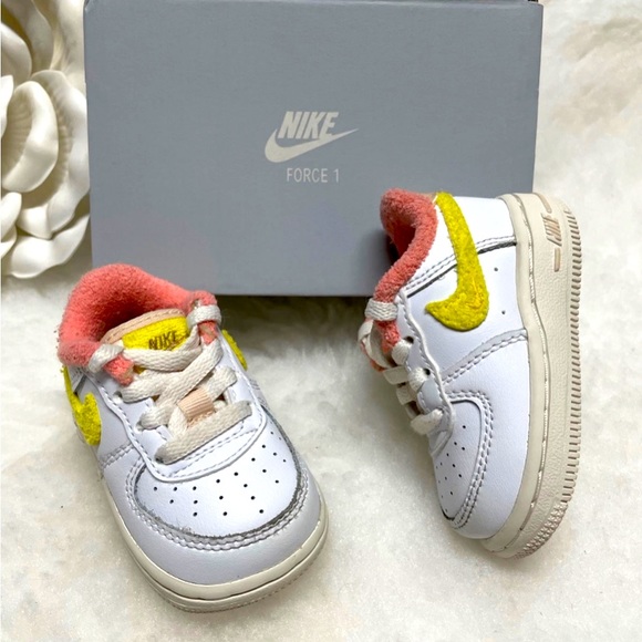 Nike Force 1 LV8 "White/Yellow Strike/Phantom" Toddler Kids' Shoe - Picture 1 of 10